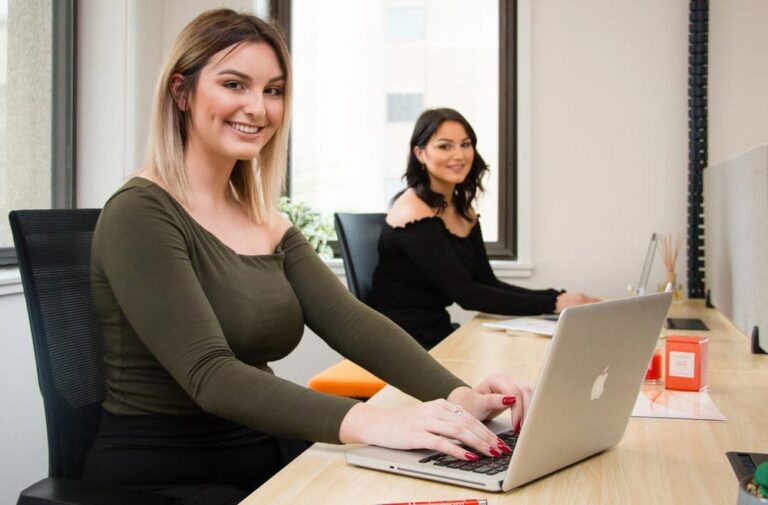 spot-coworking-laptops-girls-closeup