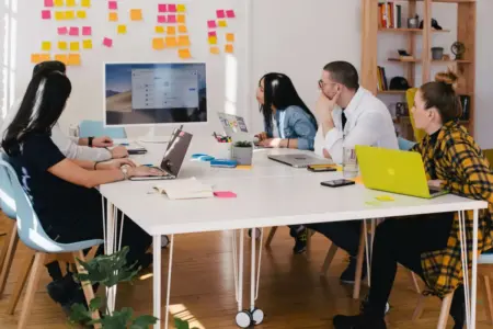 coworking-meeting-jason-goodman-vbxyFxlgpjM-unsplash