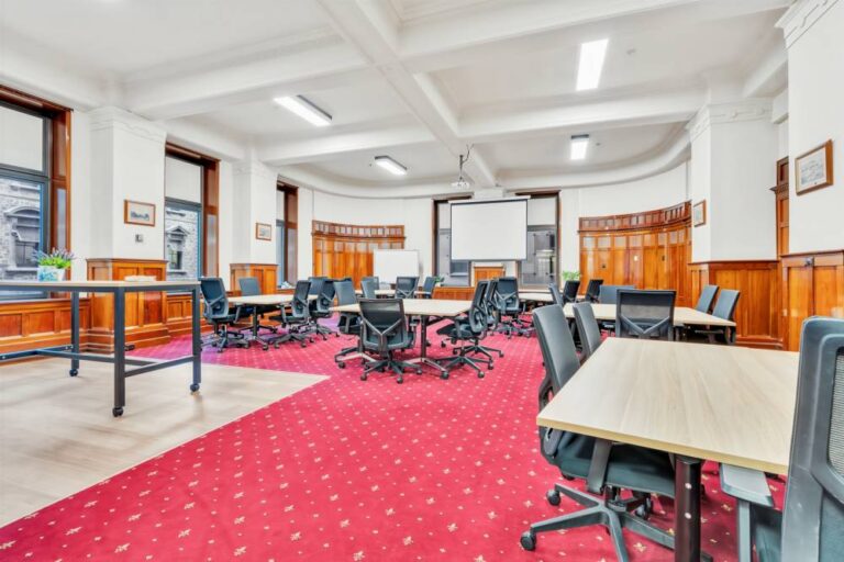 Red-Carpet-Panelled-Training-room-Spot-Coworking-m